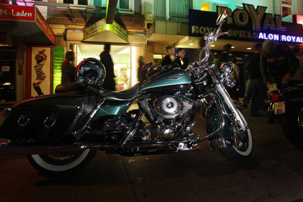 HarleyHH2011   279.jpg - Hamburger Harley Days 2011, Harley Davidson, Reeperbahn, bike, bikes, Motorrad, Fans, Zuschauer, Besucher, Gaeste, St. Pauli,  *** Local Caption *** copyright:Henning AngererGneisenaustrasse 1820253 HamburgTel 0175 244 32 72henning.angerer@hanse.netBankverbindung:Santander, BLZ 200 101 11, Konto-Nr. 22 63 63 63 00